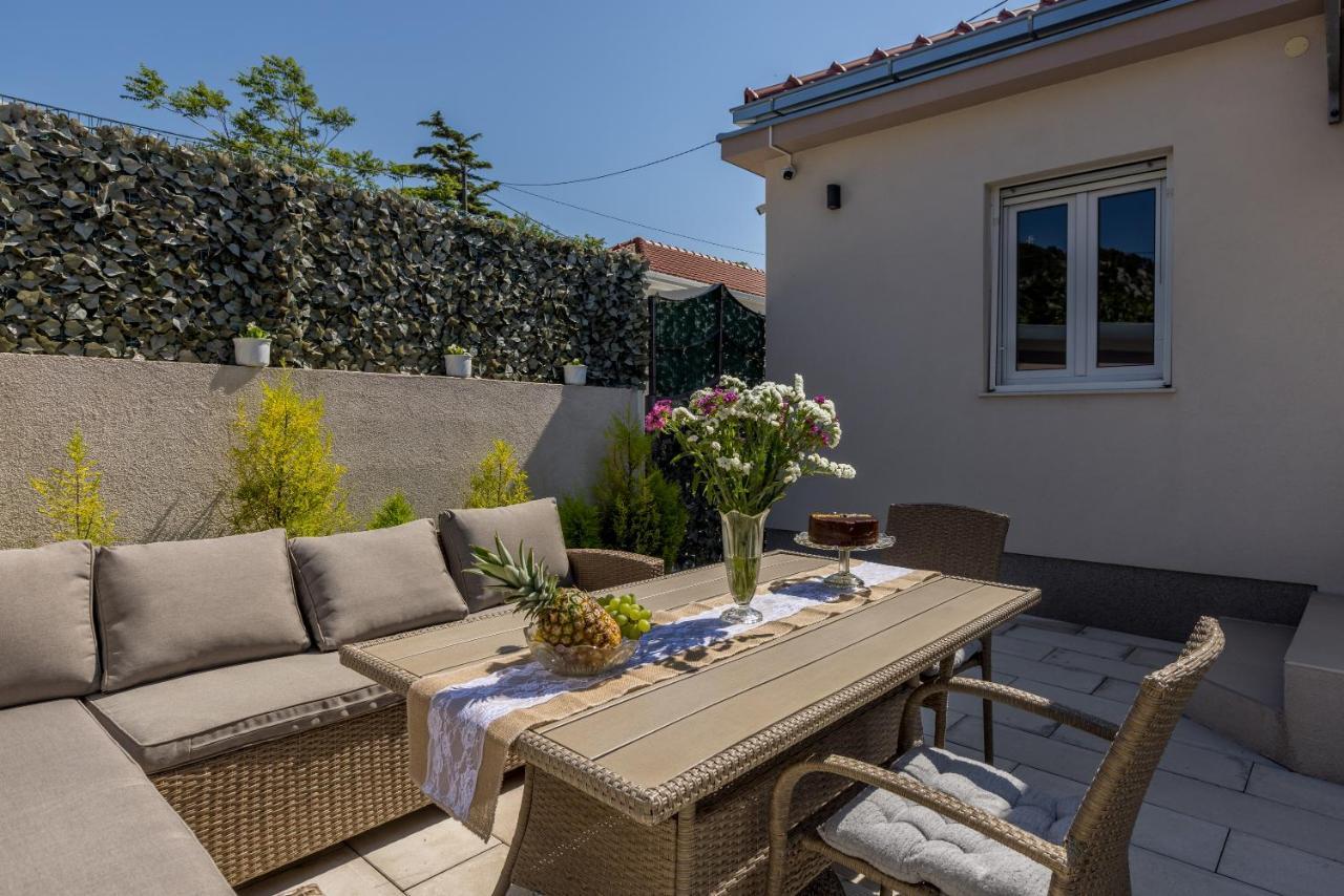 Villa Katess With Heated Pool Split Eksteriør billede